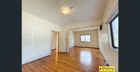 Large 2/3 Bedrooms House at Great Location - Photo 4