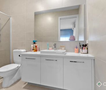 “Stylish & Contemporary Living!” - Photo 6