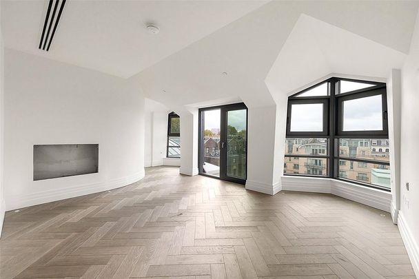 3 bedroom flat in London - Photo 1