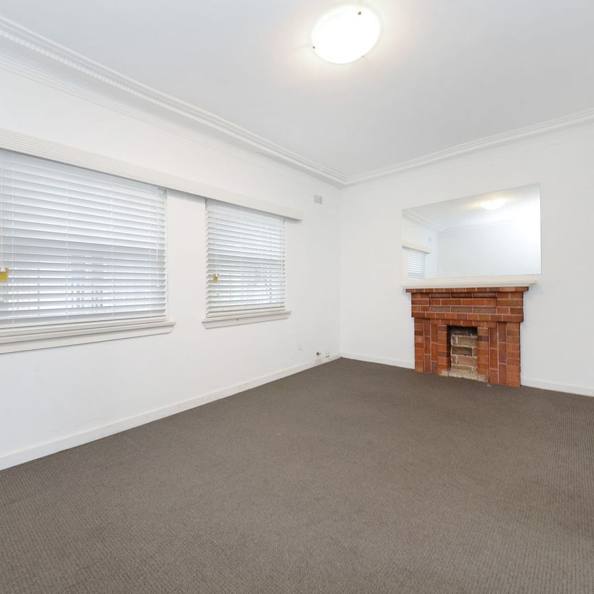 BRIGHT ART-DECO FIRST FLOOR APARTMENT! - Photo 1