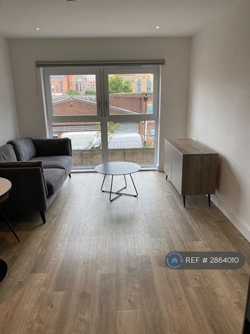 1 bedroom in a flat share to rent - Photo 5