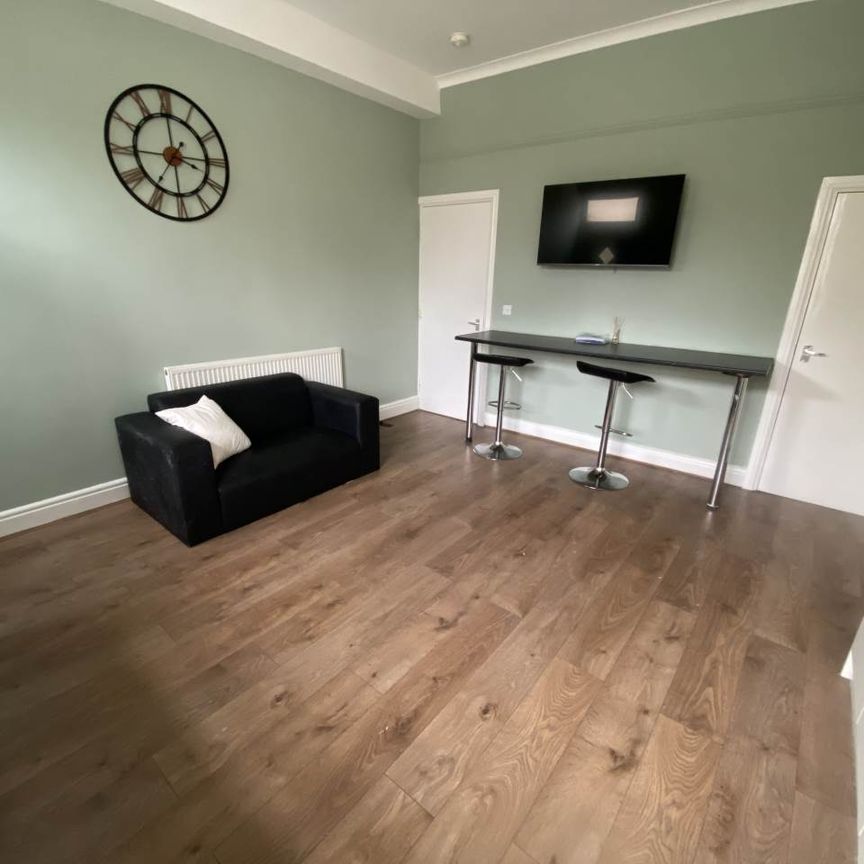 Victoria Road (room 2), Morley, Leeds - Photo 1