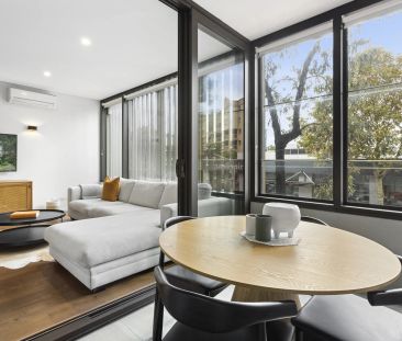 Sophisticated designer haven in an ultra-convenient location - Photo 5