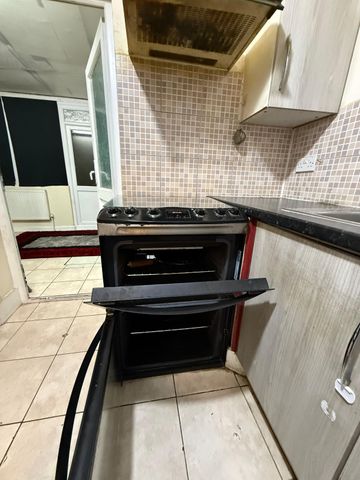 Five bedroom family house ideal for couples-£2700 - Photo 4