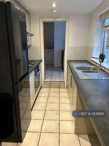 1 bedroom in a house share to rent - Photo 2