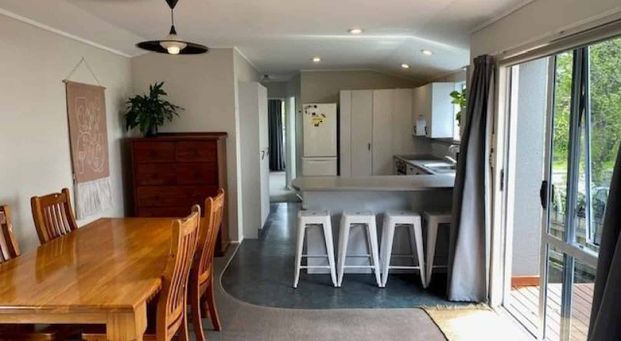 ELEVATED, SPACIOUS FAMILY HOME IN MERRILANDS - 4 BEDROOMS, 2 BATHROOMS - Photo 1