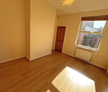 2 bedroom Semi-detached house to rent - Photo 5