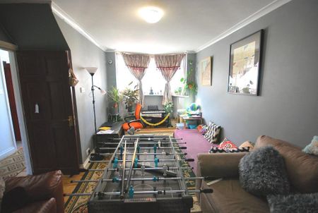 3 bedroom end of terrace house to rent - Photo 2