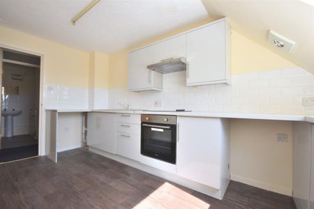 2 bedroom flat to rent - Photo 2