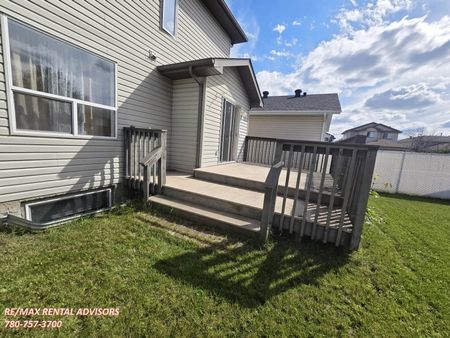 GREAT 3 BED, 4 BATH, 2 STOREY SINGLE FAMILY HOME W/ A DBL ATTACHED GARAGE IN THE COMMUNITY OF BELMONT - Photo 2