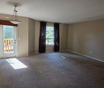 3 Bedrooms, 1 1/2 Bathroom Townhouse with Single Attached Garage — ... - Photo 3