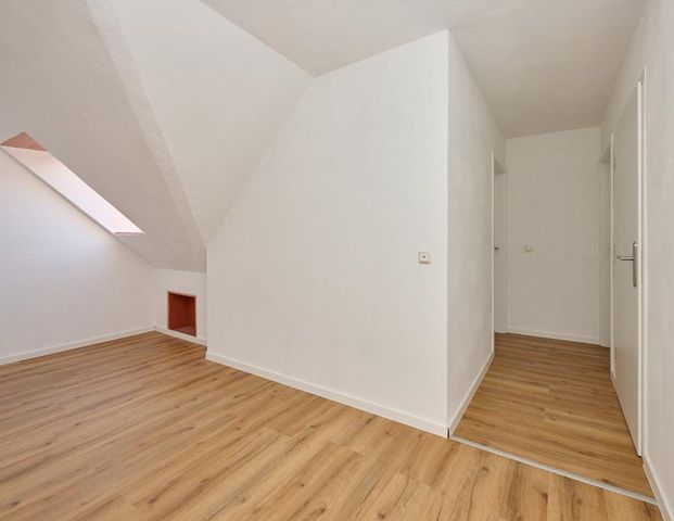 Erstbezug nach Sanierung: Charmante 3-Zimmer Dachgeschosswohnung - Foto 1