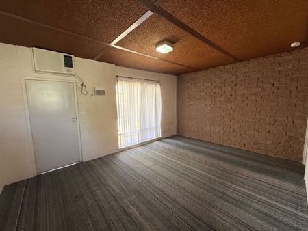 Comfortable One Bedroom Unit - Photo 2