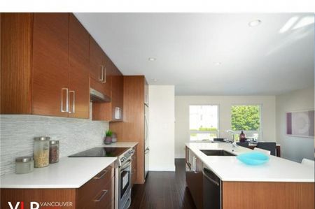 Duplex in North Vancouver, BC - Photo 5