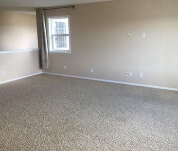 Almost 2000 sqft 2 Storey Home w/ Sunny West Backyard in Panorma Hills - Photo 2