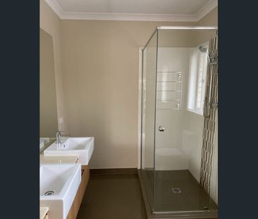 Beautifully Updated Family Home in Gainsborough Greens - Photo 2