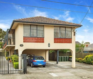 Charming One Bedroom Apartment in Convenient Location - Photo 5