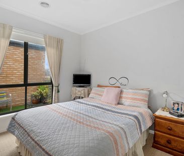 Spacious 4-Bedroom Family Home in Quiet Golden Square Location - Photo 6