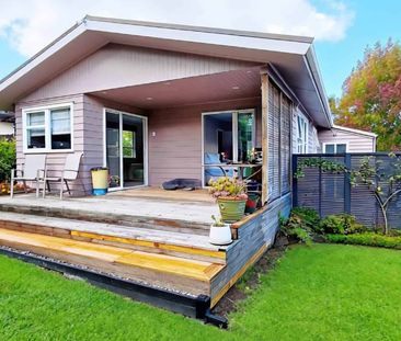 Spacious Family Living with Garden Oasis - Photo 4