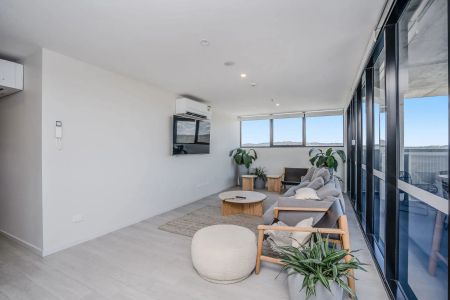 One Bedroom Apartment, Resort Style Living - Photo 2