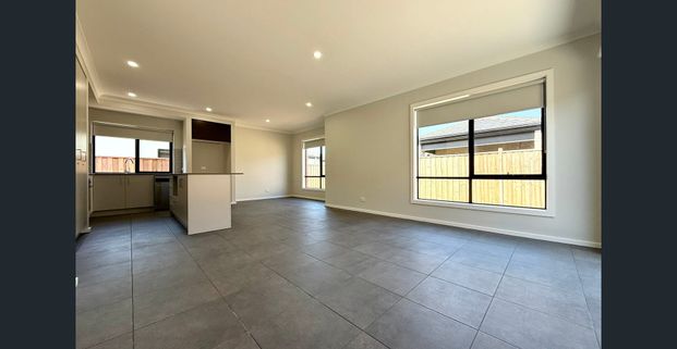 Brand New Modern Family Home - 4 bedroom 3 bathrooms! - Photo 1