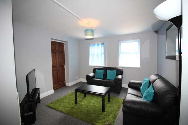 66 Newland Street West - Photo 1