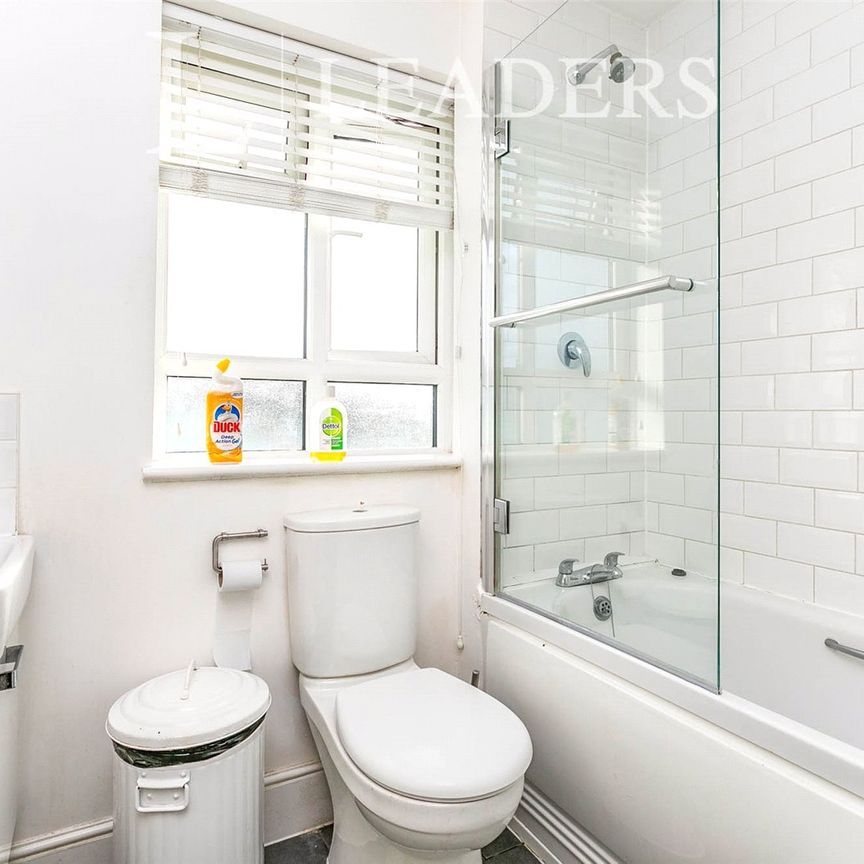 studio to rent High Street, Reigate, RH2 - Photo 1