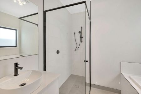 Beautifully Designed 4-Bedroom Family Home in Prime Location - Photo 4