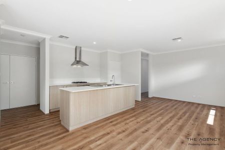 Beautiful, Modern Brand-newly Built Home - Photo 3