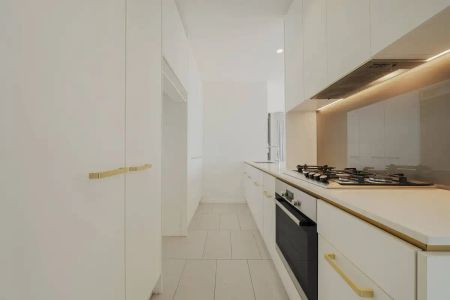 “Luxury, light & Tranquility, Renovated Apartment with Skyline Views in Prime Promenade River Location” - Photo 2