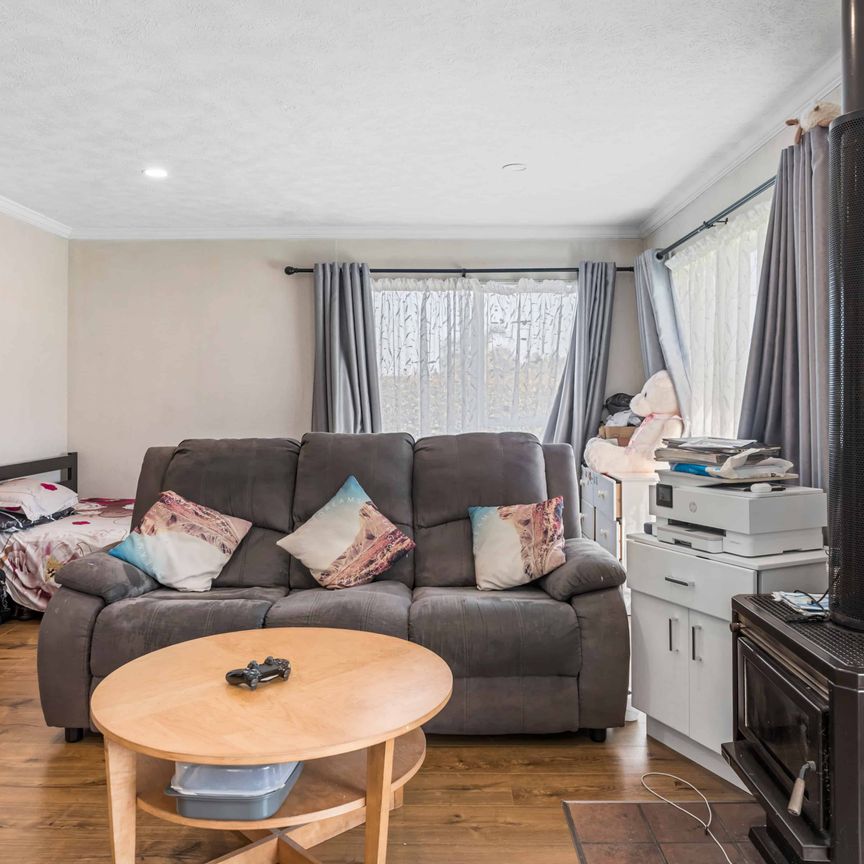 Spacious Family Home with Garage - Unbeatable Location - Photo 1