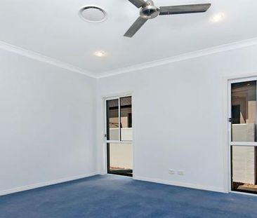 Spacious Waterfront Family Home in Helensvale! - Photo 4