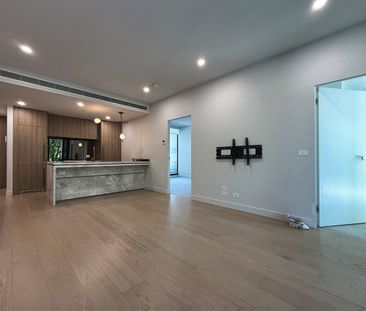 Leafy 2-Bed Apartment Opposite Surrey Gardens with Balcony & Parking - Photo 6