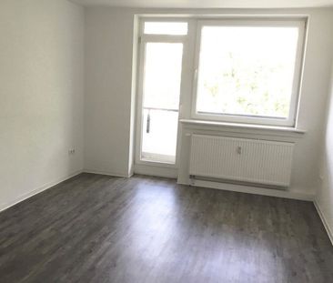 Schicke und großzügige 3-Zimmer-Wohnung mit Einbauküche und 2 Balkone - Photo 3