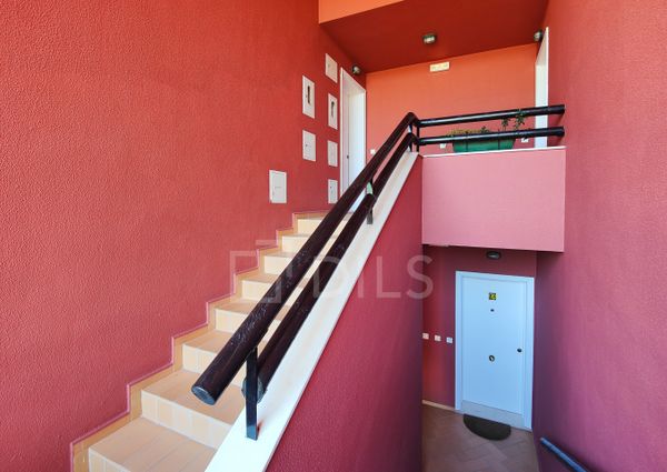 Apartamento T1+1 mobilado e com varandas, no condomínio da Herdade da Aroeira