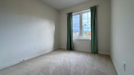 For Lease - 120 Knott End Crescent, Newmarket, Ontario - Photo 2