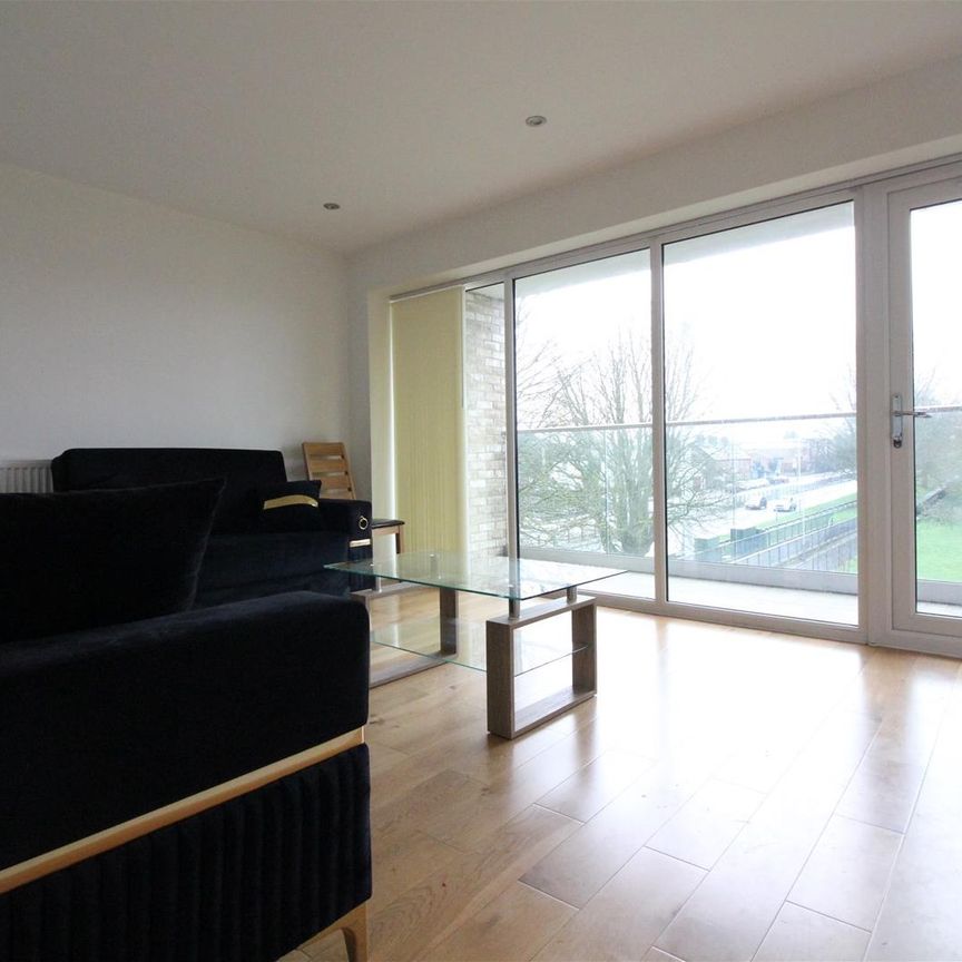 Hewens Road, Uxbridge - Photo 1