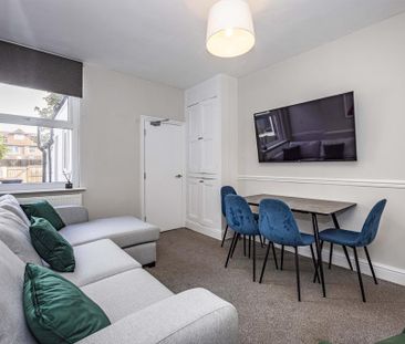 4 bedroom terraced house to rent - Photo 1