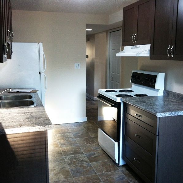 Amazing Find in Red Deer! 3 Bedrooms, 1 Bath!! - Photo 1