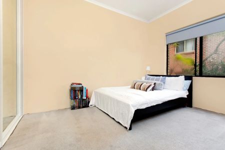 Bright 2 Bedroom Unit with LUG in a Convenient Location - Photo 3