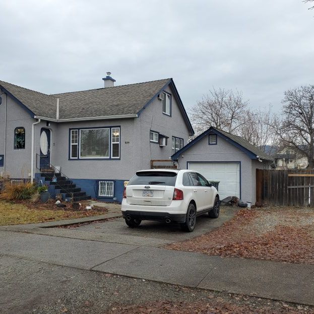 CENTRAL, 3 BED HOUSE WITH 1 CAR GARAGE, YARD! - Photo 1