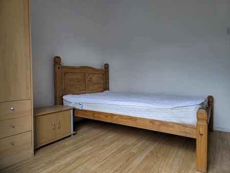 4 bedroom semi-detached house to rent - Photo 4