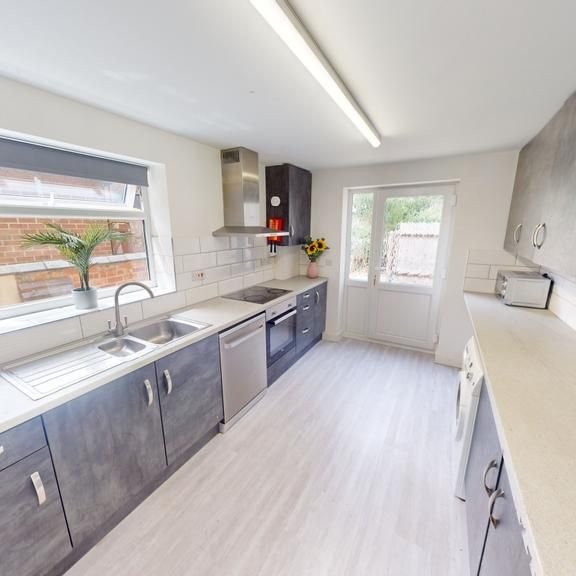 5 bedroom semi-detached house to rent - Photo 1