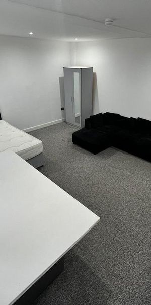 1 bedroom in a flat share to rent - Photo 1