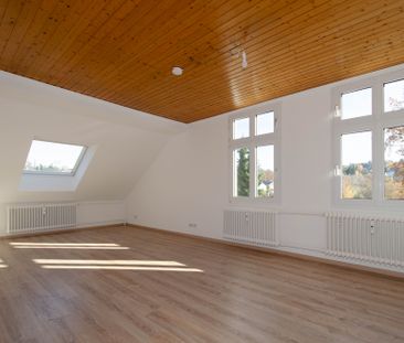 Elegante Dachgeschosswohnung im sanierten Altbau – ruhig und zentra... - Foto 1