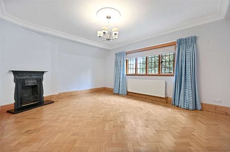 A beautifully presented and spacious six bedroom, five bathroom house. Offered unfurnished and available now. - Photo 4