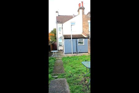 3 Bed End Terrace, Davidson Road, CR0 - Photo 3