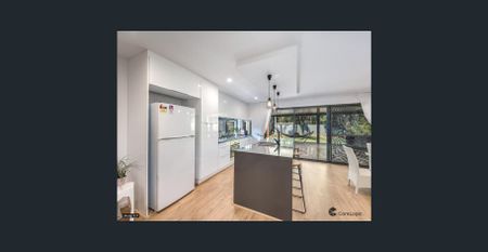 BEAUTIFULLY RENOVATED FAMILY HOME - Photo 5