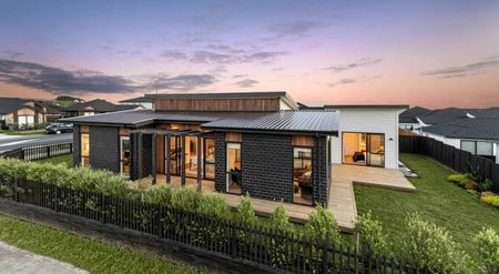 Stunning Milldale show home now for rent with ... - Photo 3