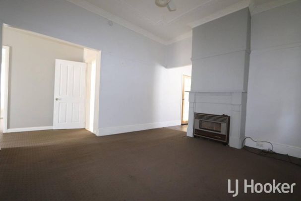 Tidy 2 bedroom cottage located on Belgravia - Photo 1